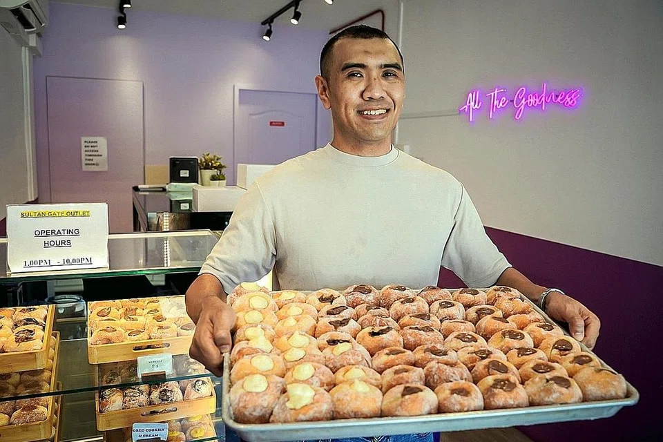 INGIN TARIK PELANGGAN BARU: Encik Muhammad Khairul Anwar Abdul Hadi membuka kedai Bakes by NY yang ketiga di kawasan Kampong Glam pada pertengahan tahun lalu kerana ingin menarik pelanggan baru dan yang lebih muda.
