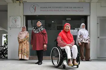 BANTU GOLONGAN KURANG UPAYA: (Atas) Anggota jawatankuasa BYSD terus gigih menganjurkan kegiatan demi membantu insan kurang upaya di sini. Antara mereka (dari kiri) Cik Zubaidah Zainal Abidin (penolong bendahari); Cik Halipa Ahmad (penolong setiausaha); Cik Aisah Ibrahim (presiden); dan Cik Sri Ayu Jelita Mohd Hussain (bendahari). - Foto BH oleh LIM YAOHUI 
