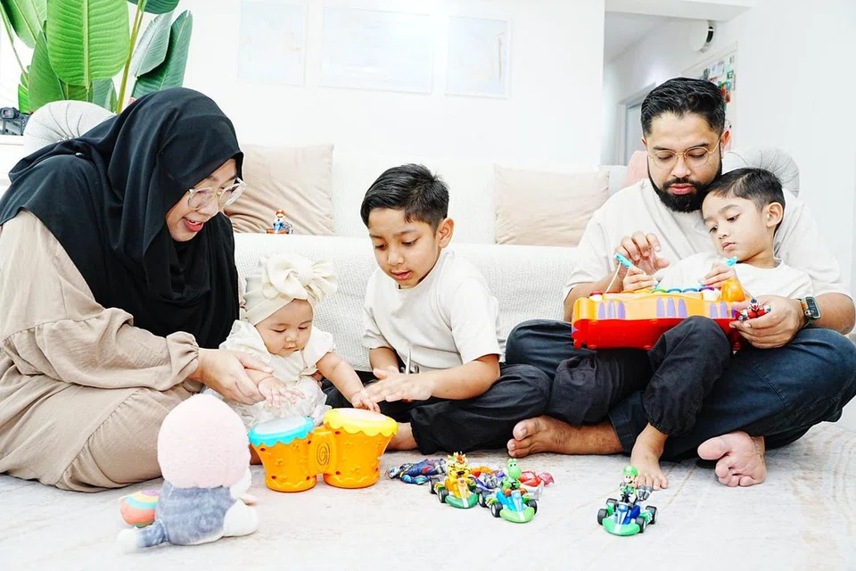 Encik Zharfan (dua dari kanan) bersama isterinya Cik Nur ‘Aisyahbi Ahmad (kiri) berkongsi kerja harian menjaga anak-anak. Mereka sering ambil giliran terutama pada waktu malam. Bersama dalam gambar dari kiri, Asma Danisha Muhammad Zharfan, Adam Danish Muhammad Zharfan dan Ashraf Danish Muhammad Zharfan.