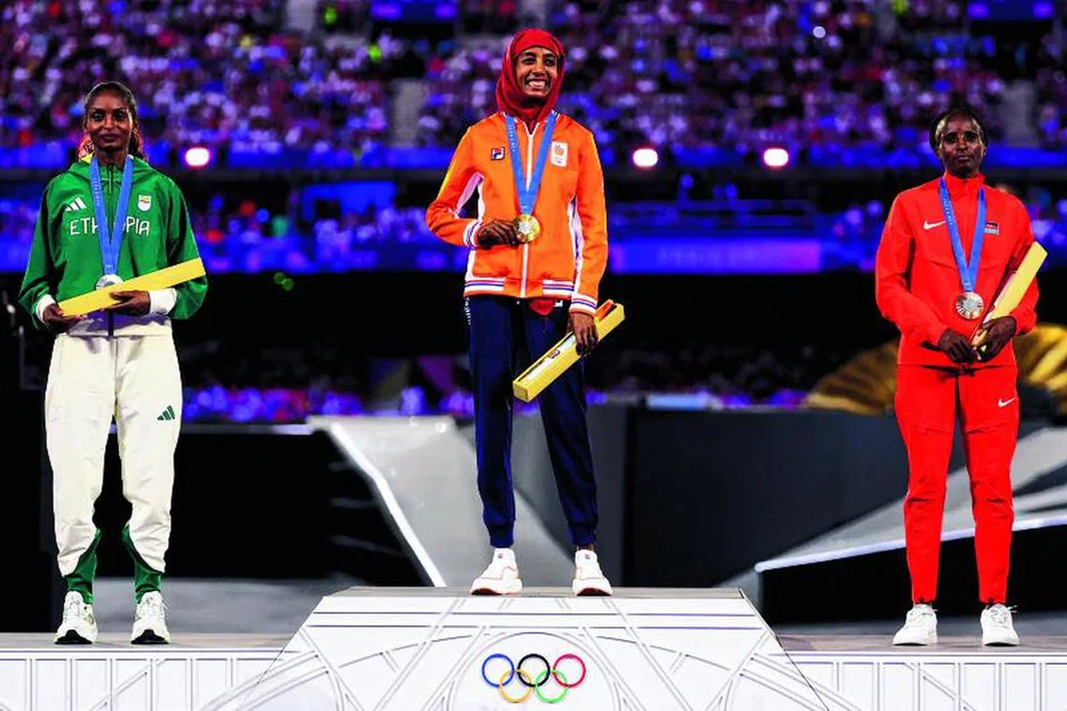 (Dari kiri) Pemenang pingat perak, Tigst Assefa dari Ethiopia; pemenang pingat emas, Sifan Hassan dari Belanda; dan pemenang pingat gangsa, Hellen Obiri, dari Kenya, bergambar di atas podium acara maraton wanita semasa upacara penutupan Sukan Olimpik Paris 2024 di Stade de France, pada 11 Ogos 2024.