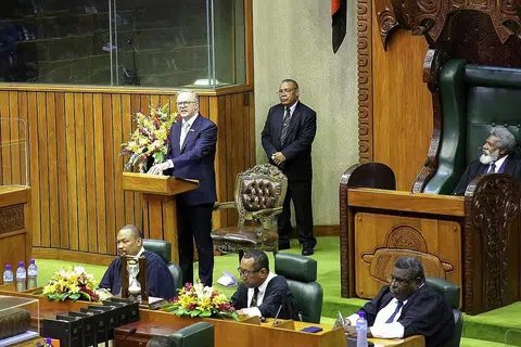KESELAMATAN BARU: Encik Anthony Albanese dalam ucapan sulung di parlimen Papua New Guinea menggesa diadakan perjanjian keselamatan baru yang "pantas" dengan Papua New Guinea, ketika pemerintahnya berusaha untuk menangkis pengaruh China yang semakin meluas di Pasifik. - Foto AFP