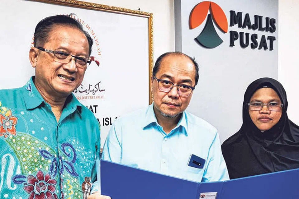 BARISAN PEMIMPIN: (dari kiri) Encik Yahya Abdul Hamid (Naib Presiden), Encik Irianto Safari (Presiden), Cik Isiah Majid (Setiausaha Agung) merupakan antara pemimpin yang dipilih untuk menerajui Majlis Pusat bagi tempoh dua tahun. - Foto ADLI YASHIR KUCHIT 