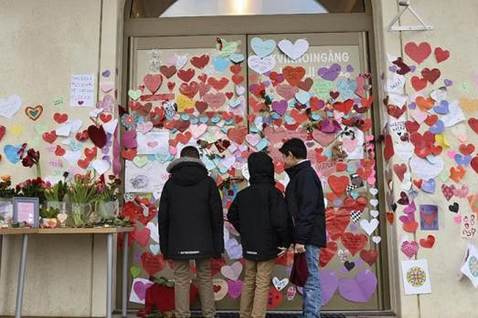 MENDAPAT SOKONGAN MASYARAKAT SETEMPAT: Kanak-kanak ini membawa mesej sokongan yang ditampal di pintu masjid di bandar Uppsala selepas ia diserang.