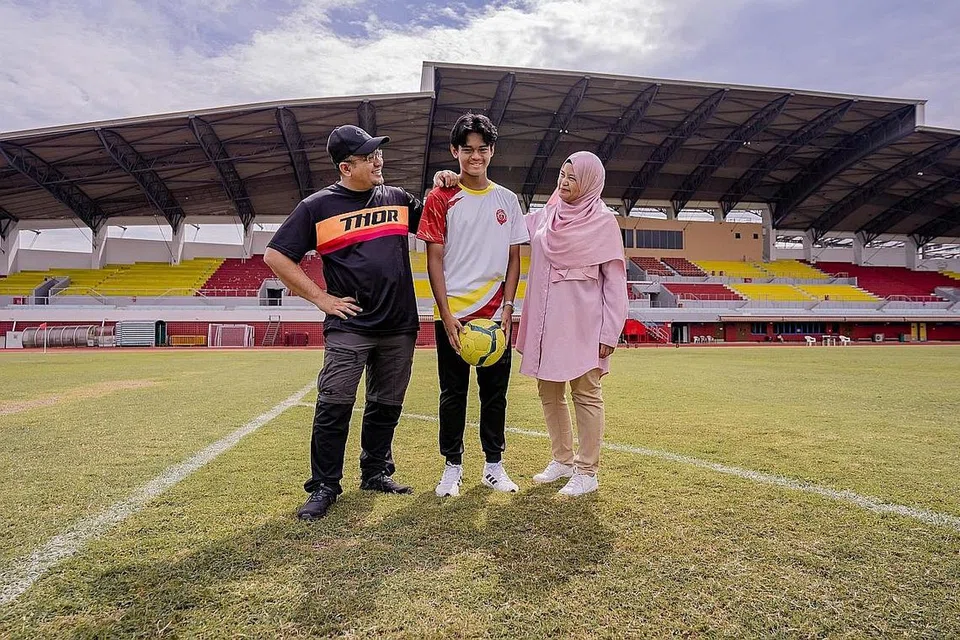 PERTAJAM KEMAHIRAN: Cik Hanifah Syed Ahmad dan Encik Bakhtiar Borhan Said.