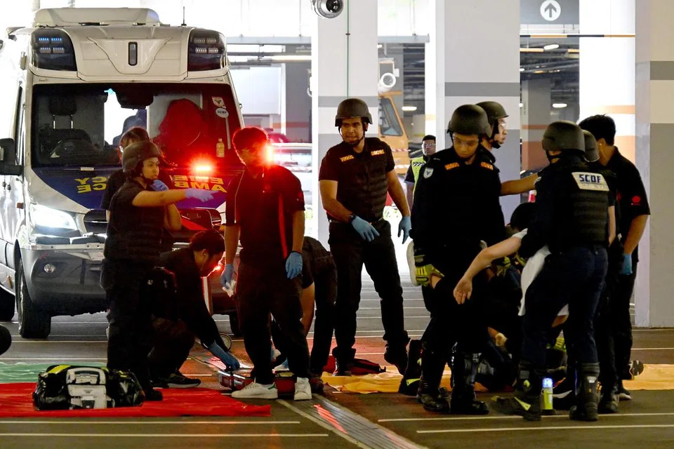 Paramedik Pasukan Pertahanan Awam Singapura (SCDF) bertindak pantas apabila dikerahkan untuk merawat pelajar yang tercedera.