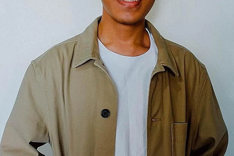 JIMAT AIR SECARA AUTOMATIK: Alat Draint ini, hasil ciptaan Encik Ariffin (gambar atas), secara automatik akan mematikan paip air dengan menggunakan penderia, sejurus selepas pengguna itu mengambil sponge untuk membasuh pinggan mangkuk mereka agar tidak membazir air semasa berbuat demikian. - Foto: PUB