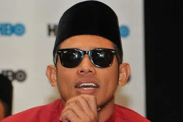 TAK PERLU 'CUCUK-CUCUK': Nabil Ahmad yakin dalam mengacarakan program hiburan, keupayaan si pengacara menjadikan selebriti undangannya selesa akan memudahkan kisah menarik dibincangkan secara terbuka. - Foto HBO ASIA