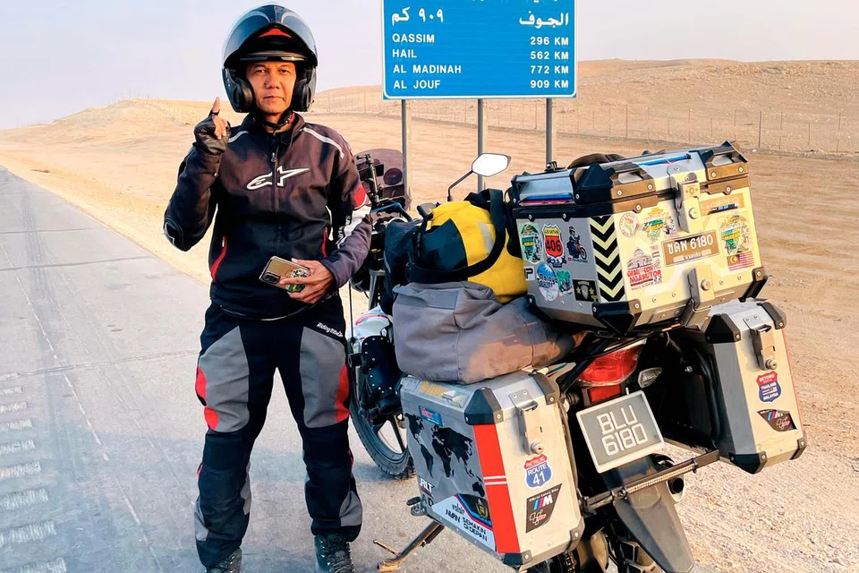 PENUH CABARAN: Encik Zulkepli Mominin mengharungi perjalanan sejauh 18,000 kilometer selama 108 hari dengan menunggang motosikal Yamaha FZ150 bagi penuhi impiannya untuk menjejakkan kaki dan menunaikan umrah di Makkah.