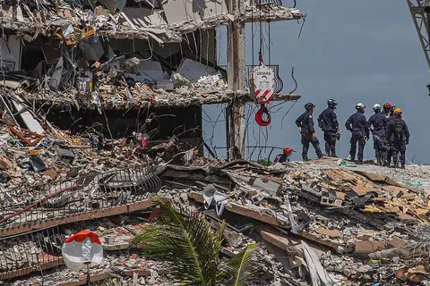 USAHA CARI MANGSA DITERUSKAN: Pasukan mencari dan menyelamat berusaha mencari mangsa yang mungkin terselamat menyusuli kejadian bangunan Champlain Towers South di Surfside, Florida, yang runtuh. - Foto AFP