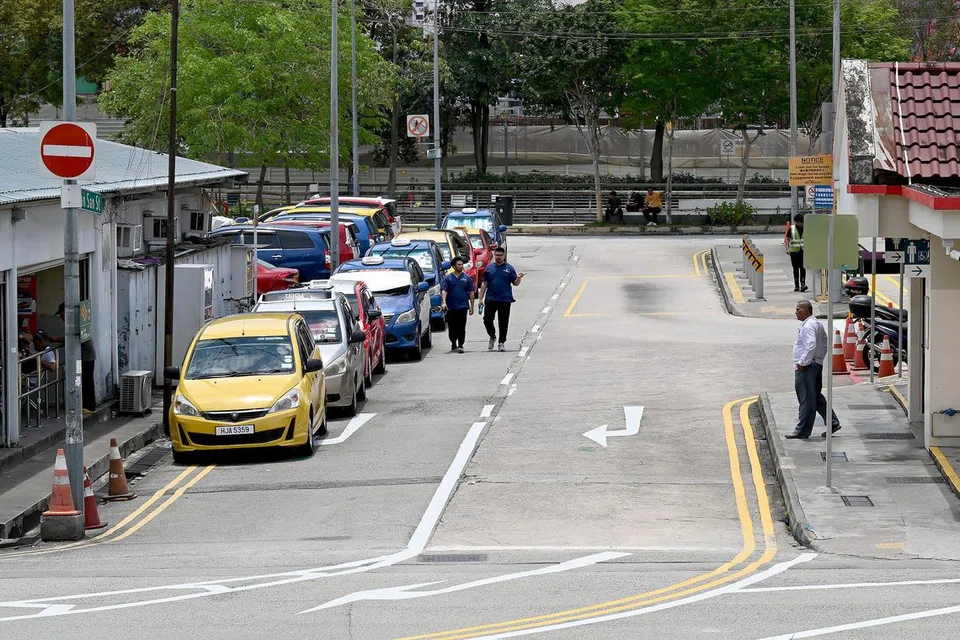 Berita Minggu (BM) mendapati bahawa terdapat kereta Malaysia yang turut melakukan perkhidmatan pengangkutan dari satu tempat ke satu tempat (P2P) di Singapura walaupun khidmat seperti ini melanggar undang-undang.  