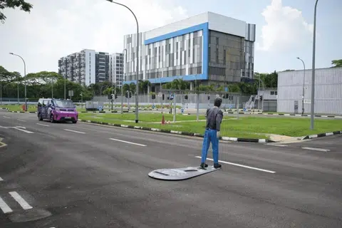 Antara halangan yang dielakkan oleh kenderaan pandu sendiri itu sambil mematuhi peraturan trafik ialah pejalan kaki berbentuk patung atau ‘dummy’ yang melintas secara melulu.