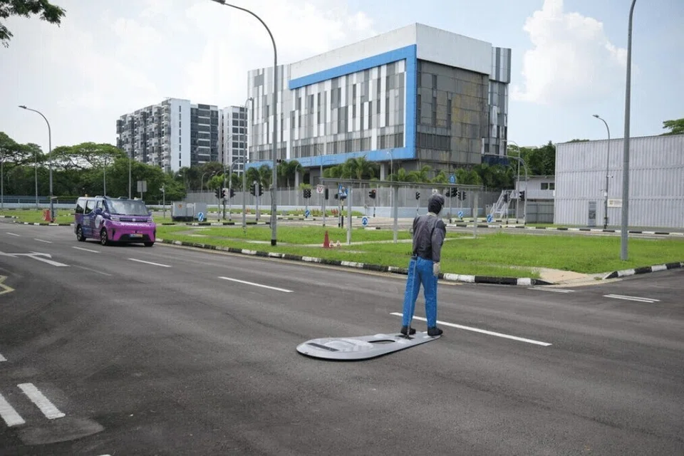Antara halangan yang dielakkan oleh kenderaan pandu sendiri itu sambil mematuhi peraturan trafik ialah pejalan kaki berbentuk patung atau ‘dummy’ yang melintas secara melulu.