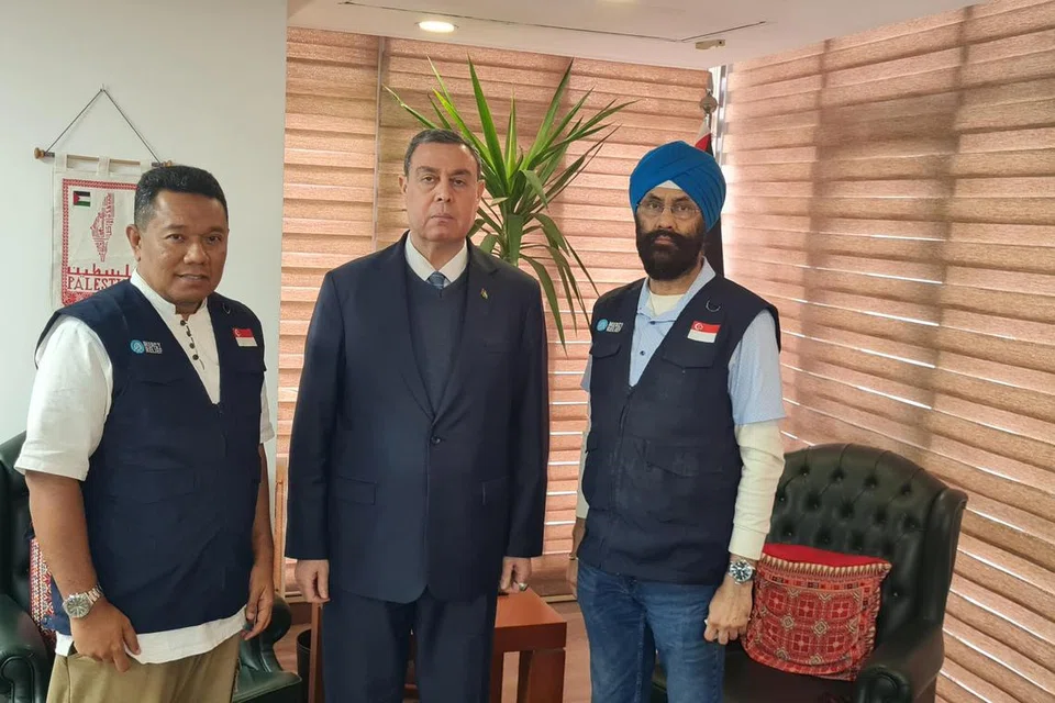 Pengerusi Mercy Relief, Encik Satwant Singh (kanan), dan Pengarah Mercy Relief, Encik Chairul Fahmy Hussaini (kiri), mengadakan pertemuan dengan Duta Besar Palestin ke Mesir, Encik Diab Allouh, di kedutaan Palestin di Kahirah, bagi membincangkan program bantuan yang boleh dilaksanakan untuk rakyat Palestin dan penduduk Gaza yang terperangkap di Mesir akibat perang yang berlaku.