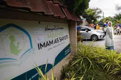 Cik Ummu Atiyah, 41 tahun (dalam gambar), anak sulung kepada bekas pengasas Al-Arqam, Allahyarham Ashaari Muhammad, dibawa polis ke lokasi beliau didakwa dikurung di Kampung Batu Hampar Dalam, Beruas, Perak, iaitu perkampungan Global Ikhwan Service and Business Holdings (GISBH).