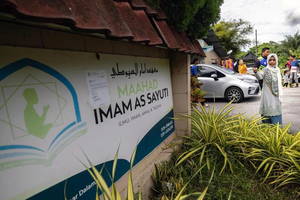 Cik Ummu Atiyah, 41 tahun (dalam gambar), anak sulung kepada bekas pengasas Al-Arqam, Allahyarham Ashaari Muhammad, dibawa polis ke lokasi beliau didakwa dikurung di Kampung Batu Hampar Dalam, Beruas, Perak, iaitu perkampungan Global Ikhwan Service and Business Holdings (GISBH).