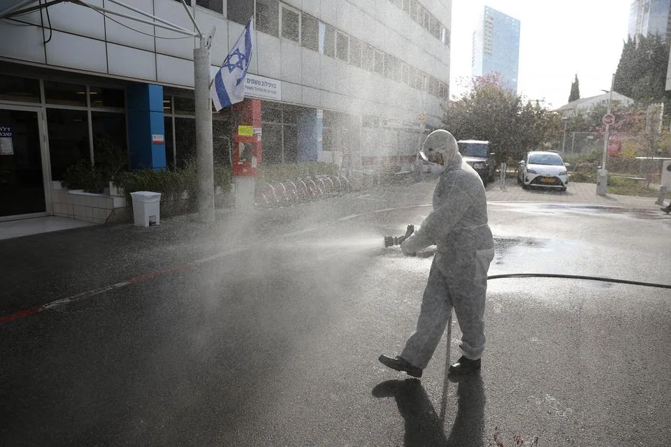 Seorang pekerja membersihkan kawasan sebuah hospital di Israel. 