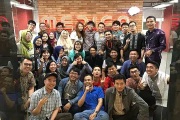 ASAH SEMANGAT NIAGA DI INDONESIA: Encik Haiqel Hanaffi (berdiri di belakang, enam dari kanan) memanfaatkan pengalaman menjalani program bekerja sambil belajar di firma pemula atau start-up Medico.Id di Jakarta sebagai sandaran membangun perniagaan e-dagang jual beli telefon bimbit. Beliau kini ingin memohon ke Universiti Nasional Singapura (NUS) di bawah skim kemasukan baru yang menekankan kecenderungan berniaga. - Foto ihsan HAIQEL HANAFFI