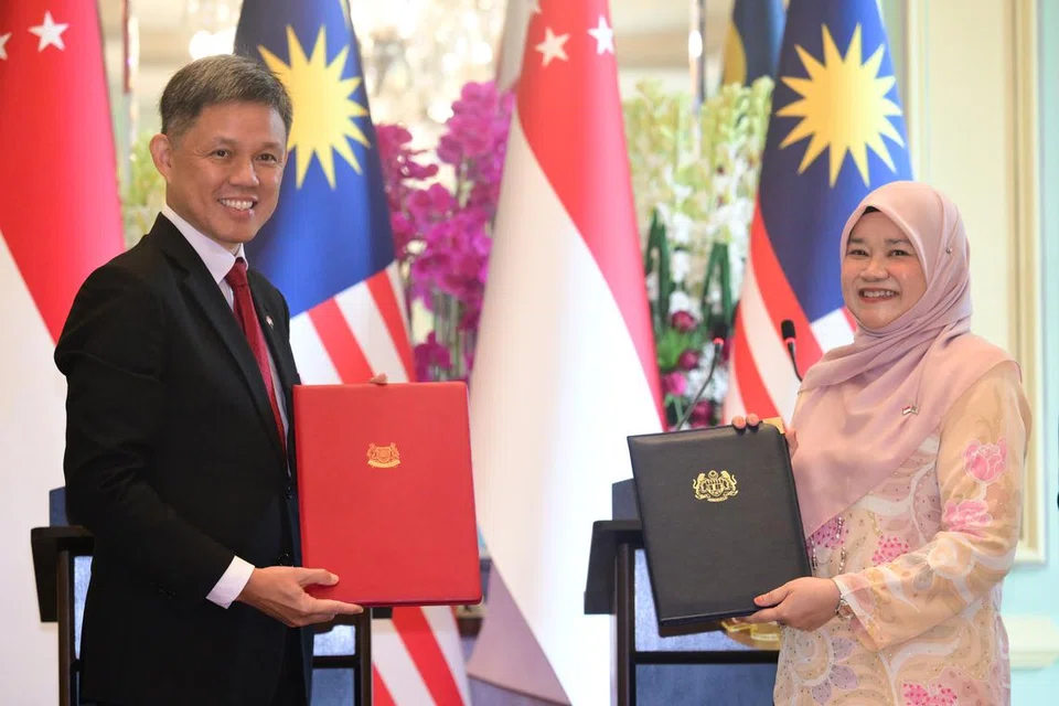 Menteri Pendidikan, Encik Chan Chun Sing (kiri) bertukar surat hasrat bagi Program Sukarelawan Bahasa Inggeris Malaysia-Singapura bersama Menteri Pendidikan Malaysia, Cik Fadhlina Sidek.