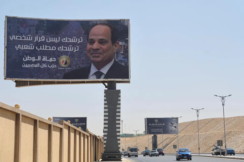 BAKAL DIPILIH SEMULA?: Papan iklan yang menonjolkan Presiden Abdel Fattah Al-Sisi telah mula dipasang di Kahirah bagi pilihan raya Mesir, walaupun beliau belum secara rasmi melahirkan hasrat bertanding bagi penggal ketiga. 