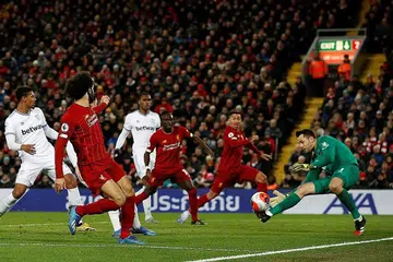 MENANG BERGAYA: Mane muncul penyelamat apabila menjaringkan gol sembilan minit sebelum tamat perlawanan sekali gus menyaksikan Liverpool kini selesa dengan kelebihan 22 mata berbanding Manchester City di tangga kedua. - Foto REUTERS