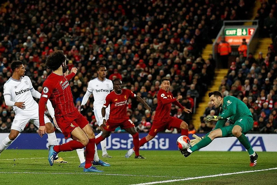 MENANG BERGAYA: Mane muncul penyelamat apabila menjaringkan gol sembilan minit sebelum tamat perlawanan sekali gus menyaksikan Liverpool kini selesa dengan kelebihan 22 mata berbanding Manchester City di tangga kedua. - Foto REUTERS