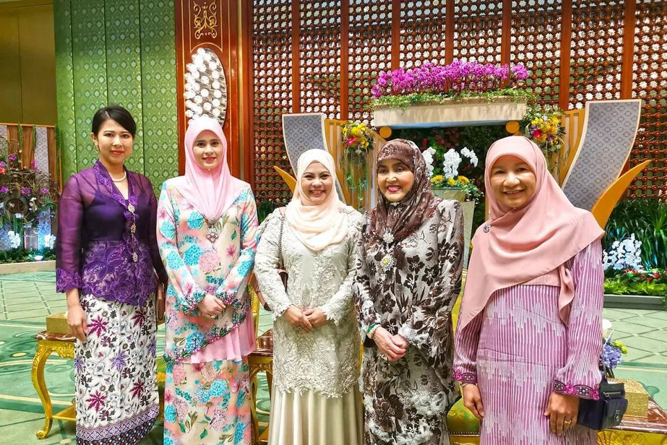 TURUT SERTAI SAMA: Cik Sadiah (tengah) dan Cik Kwek (kiri) turut serta menemani suami mereka semasa lawatan ke Brunei dan bertemu dengan Raja Isteri, Pengiran Anak Hajah Saleha (dua dari kanan), Paduka Seri Pengiran Anak Isteri Pengiran Anak Sarah (dua dari kiri) dan Pengiran Datin Hajah Salwana Pengiran Haji Ibrahim. - Foto MFA