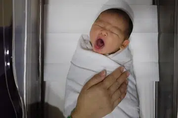 Dalam fasa pertama skim cuti bersama ibu bapa yang baru diperkenalkan itu, ibu bapa yang layak akan mendapat enam minggu cuti bersama tambahan selain cuti yang sedia ada, kata Kementerian Pembangunan Sosial dan Keluarga (MSF) pada 27 Mac.