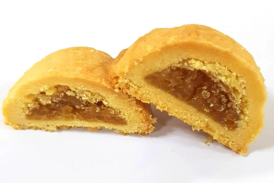 LEMAK DAN LAZAT: Boleh dapatkan kuih tart nanas ini di NTUC FairPrice atau di laman web Chinatown Food. 