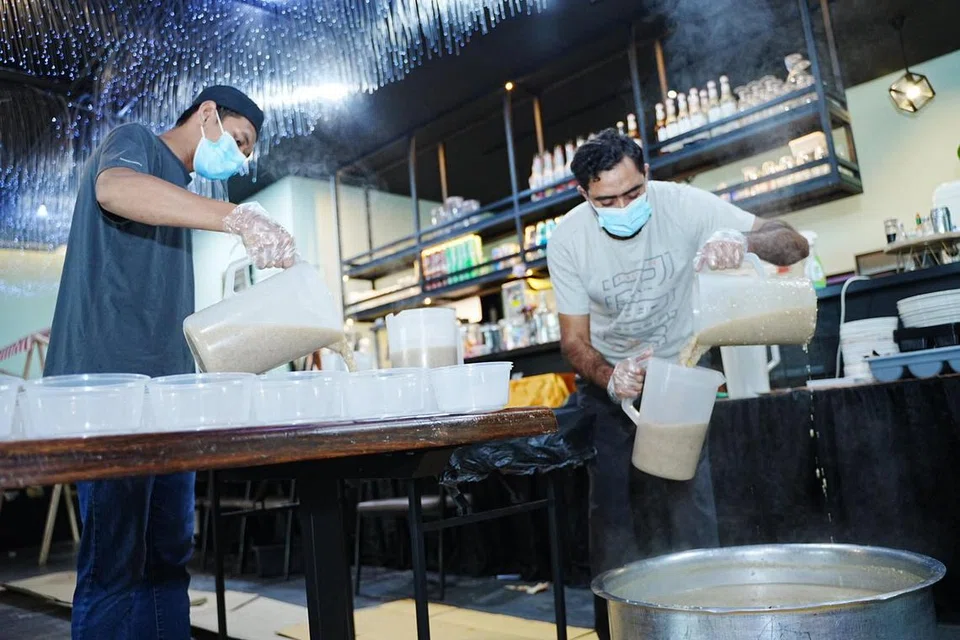 Selepas bubur lambuk siap dimasak, ia dialihkan ke bahagian pengagihan. Bubur tersebut diceduk dari periuk menggunakan jag untuk memudahkan ia dimasukkan ke dalam bekas kecil bagi diagihkan kepada jemaah. Bergantung pada permintaan masjid, bekas-bekas itu berukuran 350 mililiter hingga 650 mililiter.