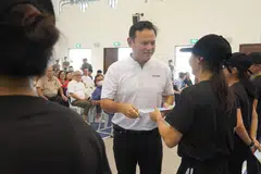 SELESAI JALANI KEM LATIHAN: Encik Zaqy Mohamad Menteri Negara Kanan (Pertahanan merangkap Tenaga Manusia) memberi sijil kepada peserta ‘Boot Camp’ wanita pada 5 Disember di Kem Maju.