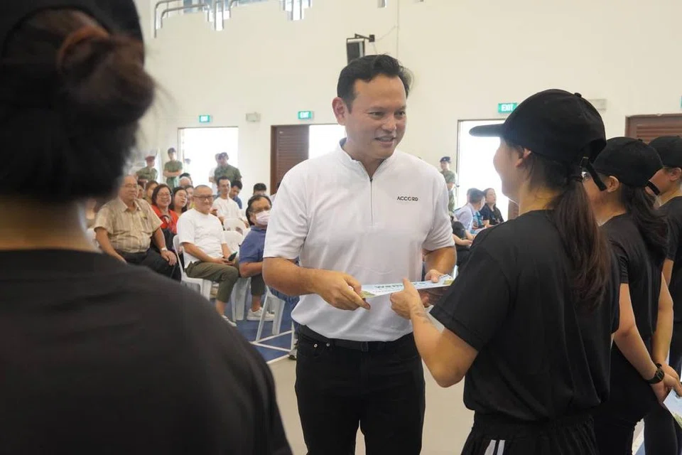 SELESAI JALANI KEM LATIHAN: Encik Zaqy Mohamad Menteri Negara Kanan (Pertahanan merangkap Tenaga Manusia) memberi sijil kepada peserta ‘Boot Camp’ wanita pada 5 Disember di Kem Maju.