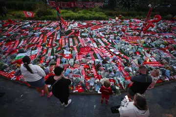 Peminat bola sepak berkumpul di Anfield pada 3 Julai 2025, meletakkan bunga, jersi, skarf, belon, dan bendera di monumen peringatan Hillsborough sebagai tanda penghormatan kepada penyerang Liverpool, Diogo Jota yang maut akibat kemalangan kereta. 
