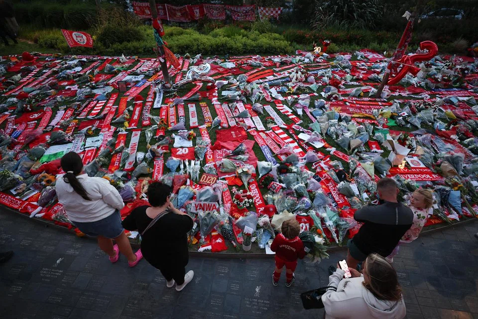 Peminat bola sepak berkumpul di Anfield pada 3 Julai 2025, meletakkan bunga, jersi, skarf, belon, dan bendera di monumen peringatan Hillsborough sebagai tanda penghormatan kepada penyerang Liverpool, Diogo Jota yang maut akibat kemalangan kereta. 