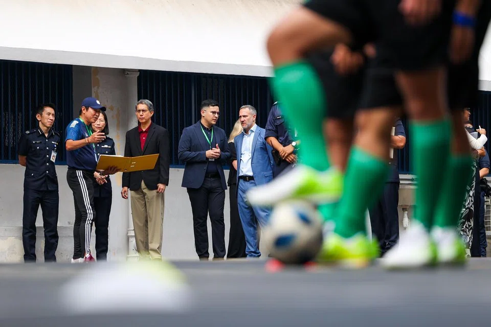 Pemangku Menteri Bertanggungjawab bagi Ehwal Masyarakat Islam, Profesor Madya Dr Muhammad Faishal Ibrahim (empat dari kiri), yang juga Menteri Negara Kanan (Ehwal Dalam Negeri), menghadiri satu majlis di penjara pada 15 Februari yang menyaksikan16 banduan meraih sijil kejurulatihan akar umbi Persatuan Bola Sepak Singapura (FAS) selepas tamat menjalani satu program yang menggunakan sukan bola sepak untuk mempertingkat kehidupan mereka.