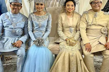 DAPAT PERHATIAN: Laporan mengenai Hab Halal pertama di Singapura dan dua pasangan mempelai adik beradik (atas) menarik perhatian orang ramai di Facebook. - Foto ORANGE BALLROOM