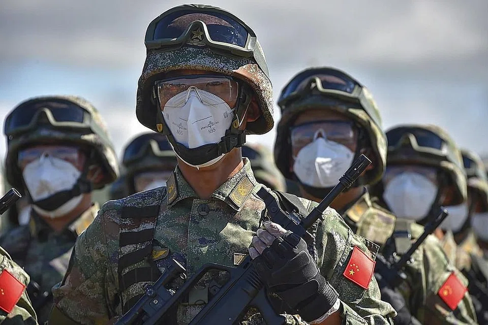 LATIHAN BERSAMA: Anggota tentera China menyertai pembukaan latihan ketenteraan Vostok 2022 di lapangan tembakan di wilayah Primorsky, Russia, kelmarin. - Foto EPA-EFE