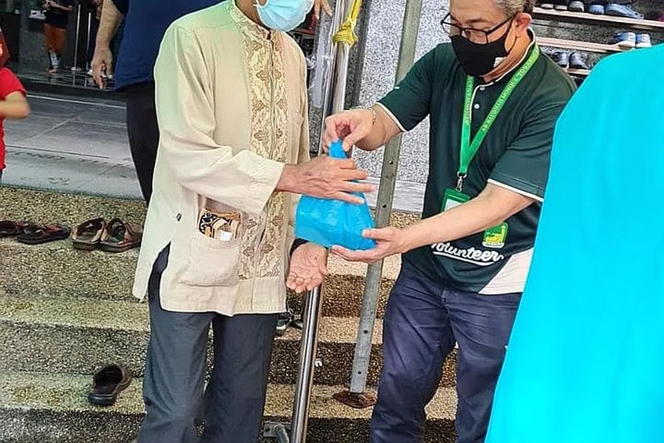 TOLONG AGIH: Sukarelawan juga bertanggungjawab jalankan tugasan seperti mengagihkan bubur kepada jemaah sepanjang Ramadan ini. - Foto MASJID AR-RAUDHAH