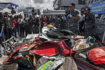 SERPIHAN PESAWAT: Tentera Indonesia menunjukkan sebahagian serpihan pesawat penerbangan QZ8501 AirAsia Indonesia yang terkumpul di kapal KRI Bung Tomo. Usaha mencari kotak hitam pesawat, yang boleh membantu dalam menentukan punca nahas tersebut, masih diteruskan. - Foto AFP