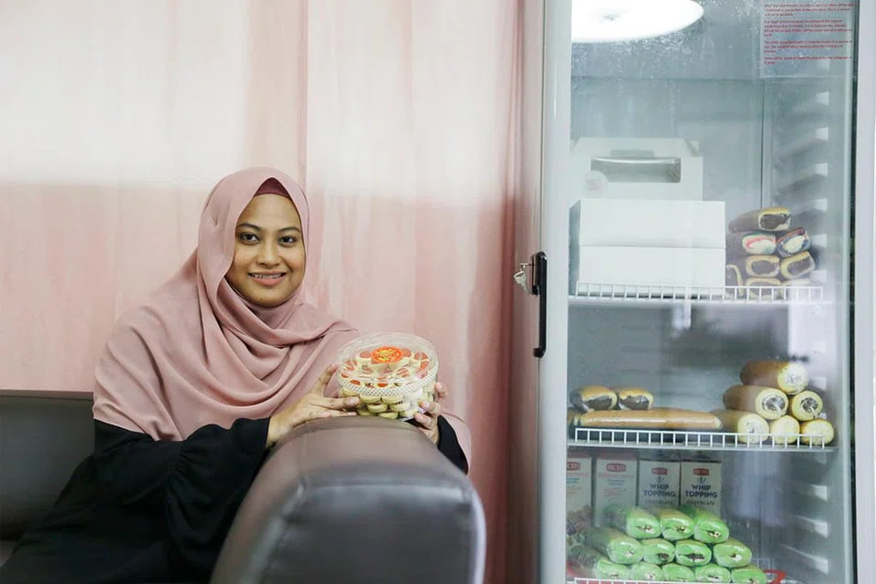 DISUKAI RAMAI: Cik Aishah Mahdi mendapati kek tapak kuda semakin mendapat sambutan di kalangan orang Cina. - Foto BH oleh AZMI ATHNI