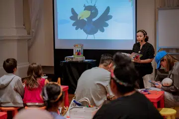 SESI BERCERITA: Peserta yang terdiri daripada kanak-kanak berumur tiga hingga tujuh tahun mengikuti bengkel Bahasa Melayu dan sesi bercerita oleh penulis, Cik Rilla Melati Bahri, yang membacakan buku ‘Si Pencuri Ketawa’.
