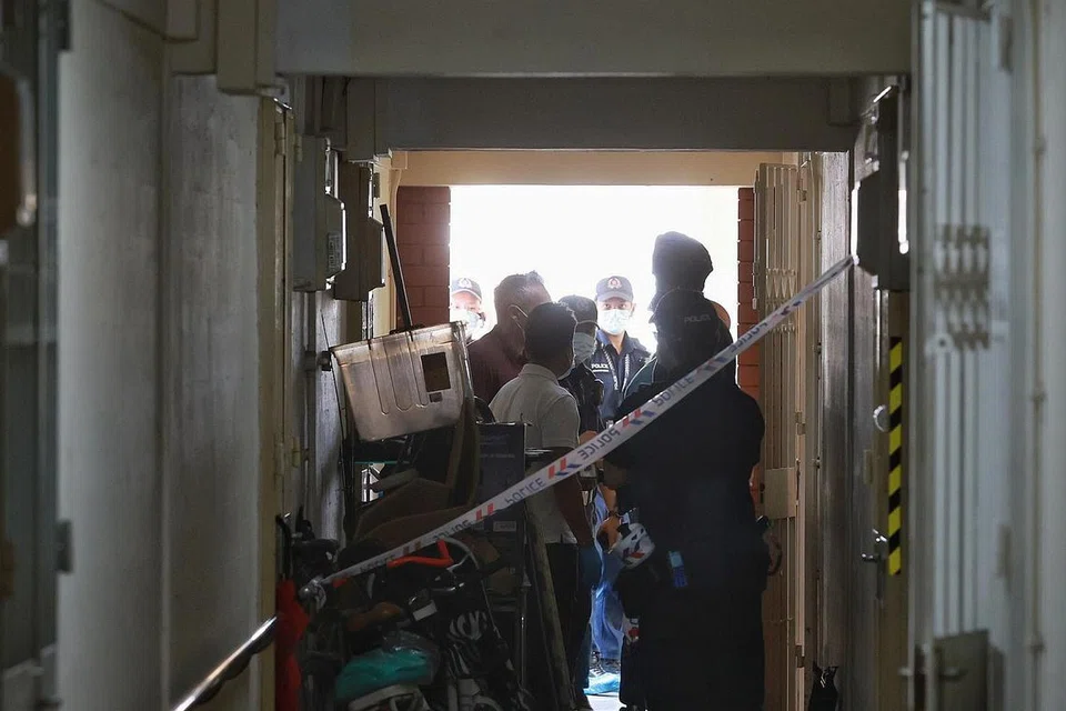 PEMBUNUHAN DI REDHILL CLOSE: Polis dimaklumkan mengenai kes pembunuhan itu pada 10.50 pagi. - Foto ST