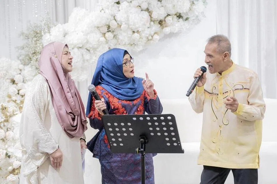 PERHIMPUNAN BINTANG LEGENDA: Acara pertemuan Sanisah Huri (tengah) bersama peminat di Anggun On Stevens turut menyatukan ramai artis legenda seperti J. Mizan (kanan) yang mendapat tepukan gemuruh kerana masih mengekalkan suara merdunya. Bersama mereka adalah pengacara Noreha Bajuri. - Foto BH oleh NUR DIYANA TAHA 