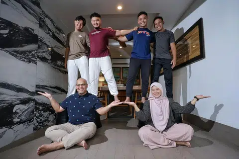 Encik Muhammad Effendy Ibrahim, 52 tahun (depan kiri) bersama isterinya Cik Suliha Yusoff , 52 tahun berserta keempat-empat anak lelaki mereka (dari kiri) Encik Fatih Hamdani, 18 tahun, Encik Adib Rifai, 23 tahun, Encik Amirul Haziq, 24 tahun, dan Encik Naufal Zahin, 25 tahun.