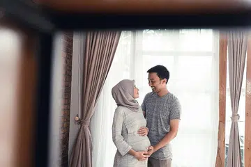 PERANCANGAN KELUARGA: Pasangan yang ingin menimang cahaya mata wajar membuat perancangan kewangan. - Foto hiasan ISTOCKPHOTO