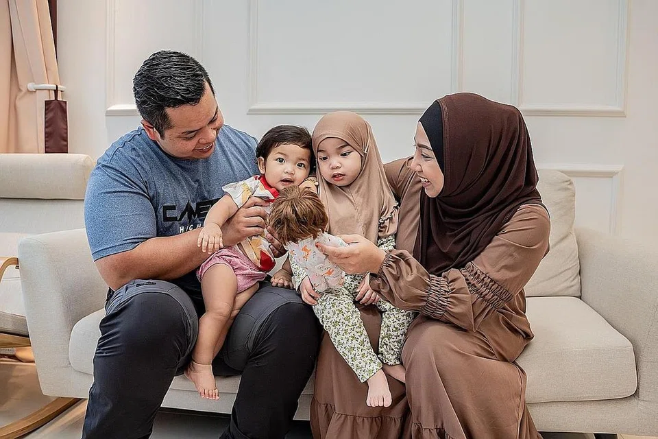 LEBIH MERIAH: Pasangan Cik Armiza Sahira Jabri dan Encik Muhammad Haziq Zulkefli bersama dua anak mereka Sumayyah Qawthar (dipangku ibu) dan Sarah Dhuha. - Foto BM oleh NUR DIYANA TAHA