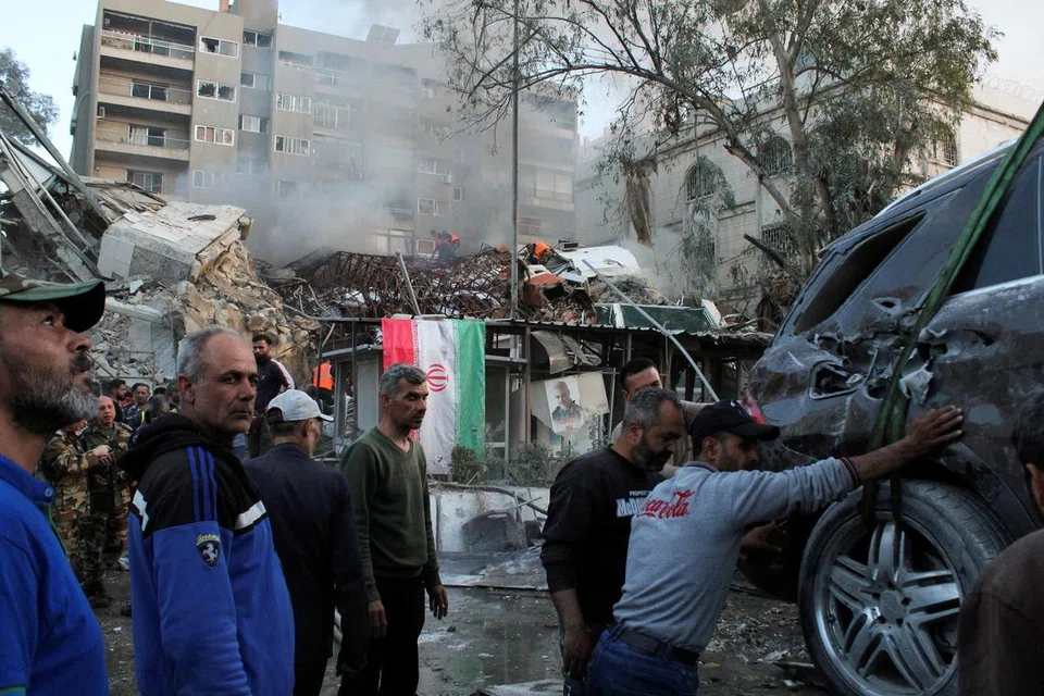 Orang ramai melihat dari dekat bangunan dan kenderaan yang rosak akibat apa yang disifatkan media Syria dan Iran sebagai serangan udara Israel ke atas konsulat Iran di Damsyik, ibu negara Syria, pada 1 April.