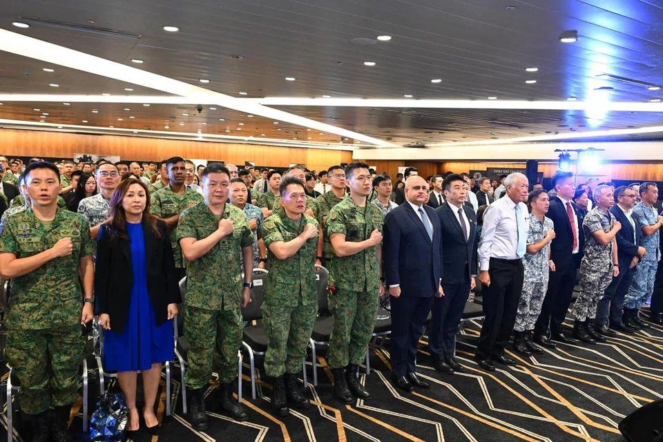 Menteri Pertahanan, Dr Ng Eng Hen (barisan depan, enam dari kanan), merasmikan Upacara Gabungan Dedikasi (CDC) di Pusat Konvensyen dan Pameran Suntec City, yang juga dihadiri anggota Perkhidmatan Negara (NS), majikan dan pegawai kanan SAF. 