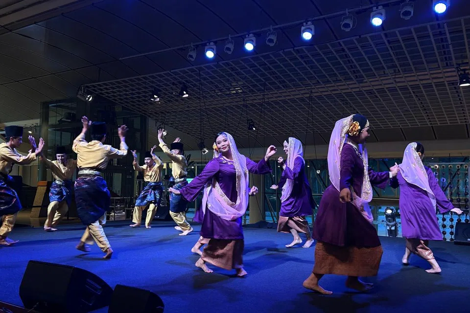 Acara ‘Tradi-Kita!’ oleh Artistari Gentari di ruang legar Esplanade menarik perhatian orang ramai yang ingin tahu tentang tarian Melayu melalui interaksi dan persembahan.