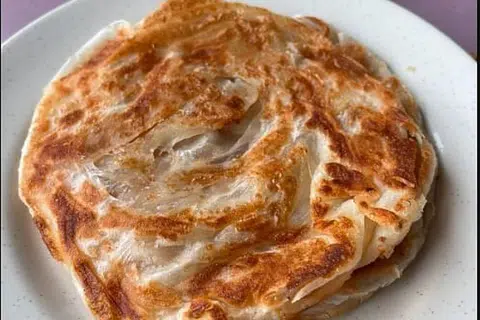 SARAPAN POPULAR: Roti canai, yang popular di Malaysia, dibuat dengan doh tepung, air, telur dan lemak. 