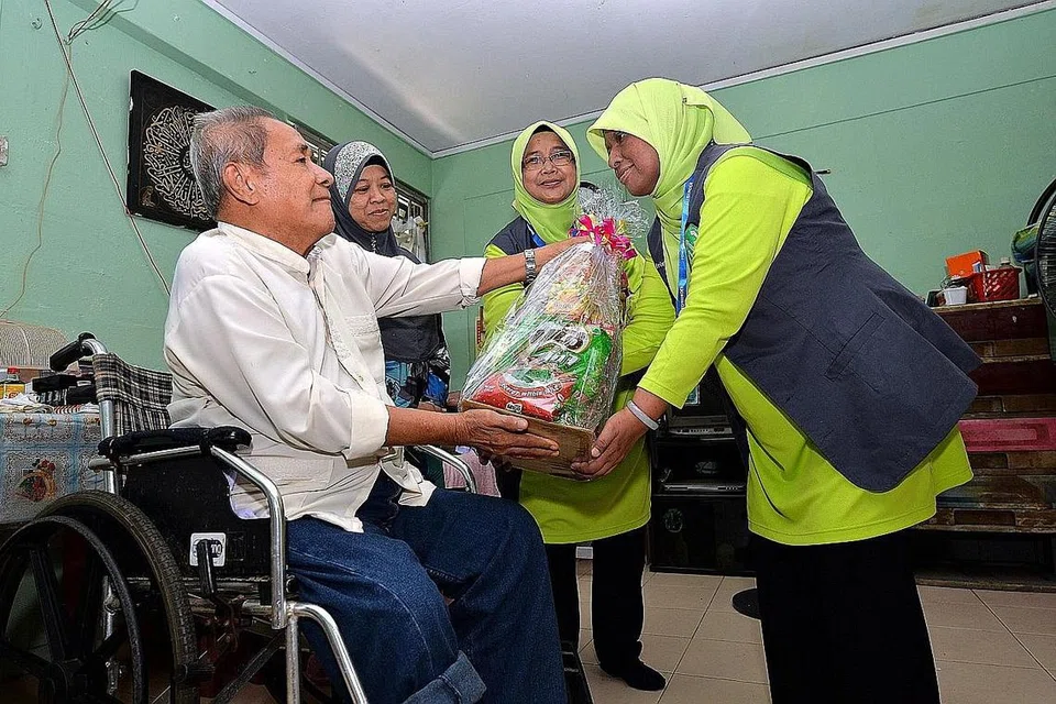 TERUS MEMBANTU: Perubahan yang melanda tidak menggoyahkan warga kita untuk terus menolong malah ibadah korban di Singapura tetap bergerak rancak walaupun perlu diadakan di luar negara. - Foto fail